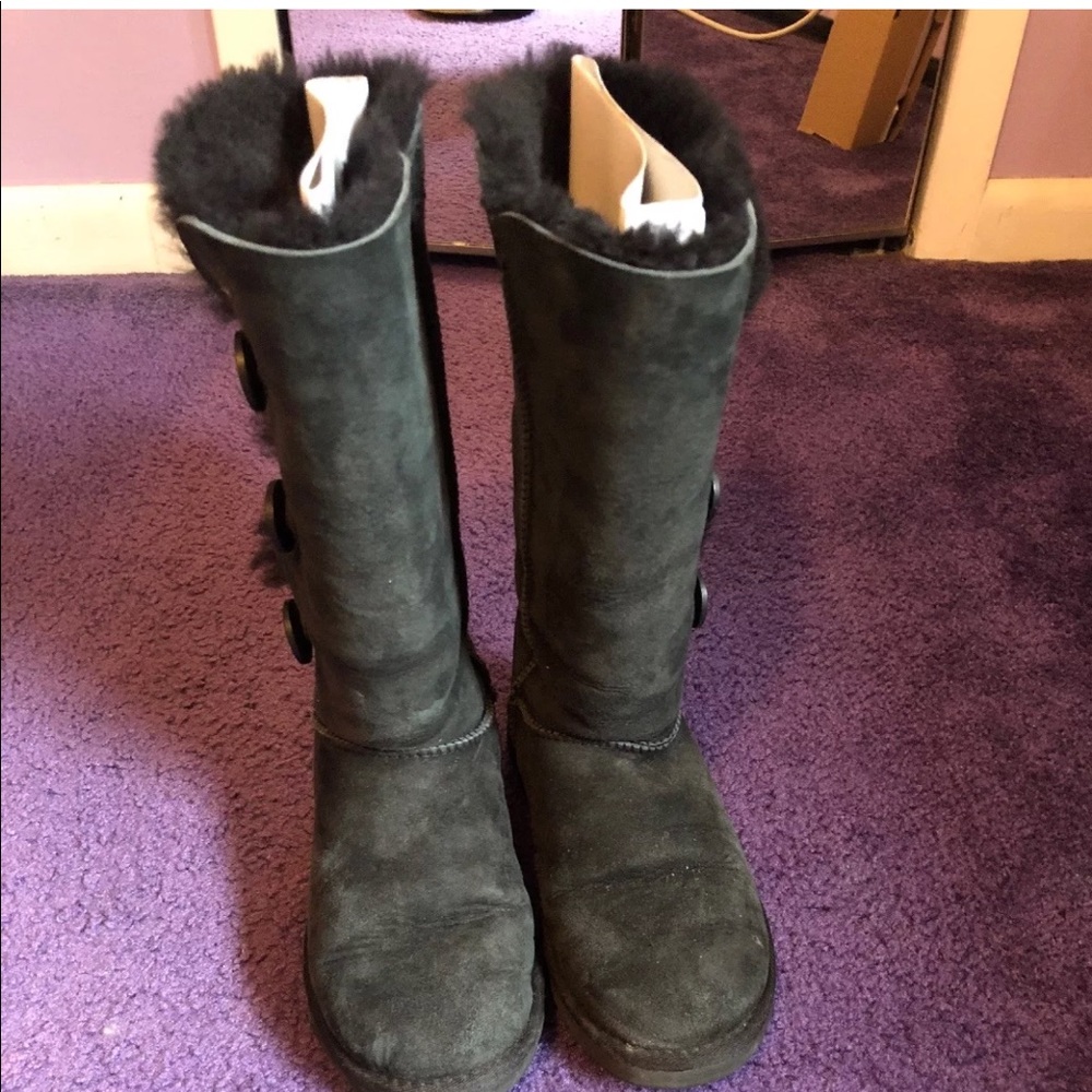 UGG Bailey button Size 8 Black